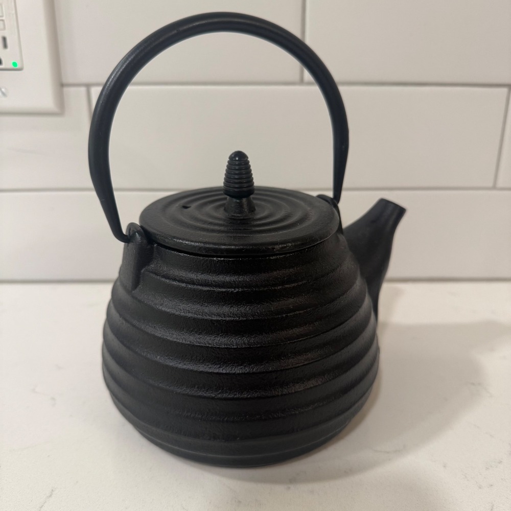 Black Cast Iron Ribbed Japanese Tetsubin Teapot with Stainless Steel Infuser - Picture 2 of 6